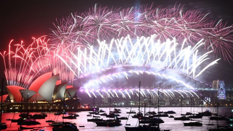 Los fuegos artificiales estallan sobre el emblemático Harbour Bridge y la Ópera de Sydney durante el espectáculo del 1 de enero de 2020. (PETER PARKS / AFP a través de Getty Images)