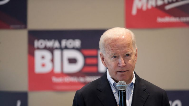 El candidato presidencial demócrata, el exvicepresidente Joe Biden, habla en una parada de campaña el 2 de diciembre de 2019 en Emmetsburg, Iowa. (Scott Olson/Getty Images)