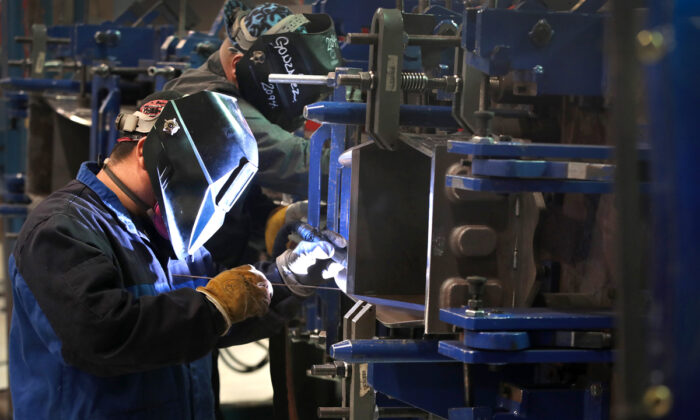 Los trabajadores de LB Steel LLC fabrican conjuntos de ruedas conocidos como "bogies" para ser usados en los nuevos trenes Amtrak Acela que se están construyendo en asociación con Alstom en Harvey, Illinois, el 4 de diciembre de 2019. (Scott Olson/Getty Images)
