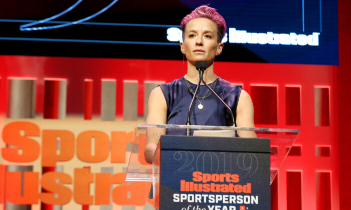 La ganadora del Premio al Deportista del Año de Sports Illustrated, Megan Rapinoe, habla en el escenario del salón de baile Ziegfeld en la ciudad de Nueva York, el 9 de diciembre de 2019. (Bennett Raglin/Getty Images para Sports Illustrated el Deportista del Año 2019)
