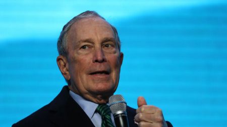 Bloomberg promete vender su compañía o colocarla en un fideicomiso ciego si es elegido presidente