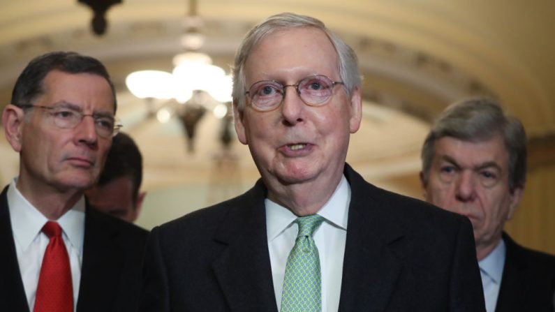 El Líder de la Mayoría del Senado Mitch McConnell (R-KY) habla con los medios de comunicación después de asistir al almuerzo de política republicana del Senado en el Capitolio, el 17 de diciembre de 2019 en Washington, DC. (Mark Wilson/Getty Images)