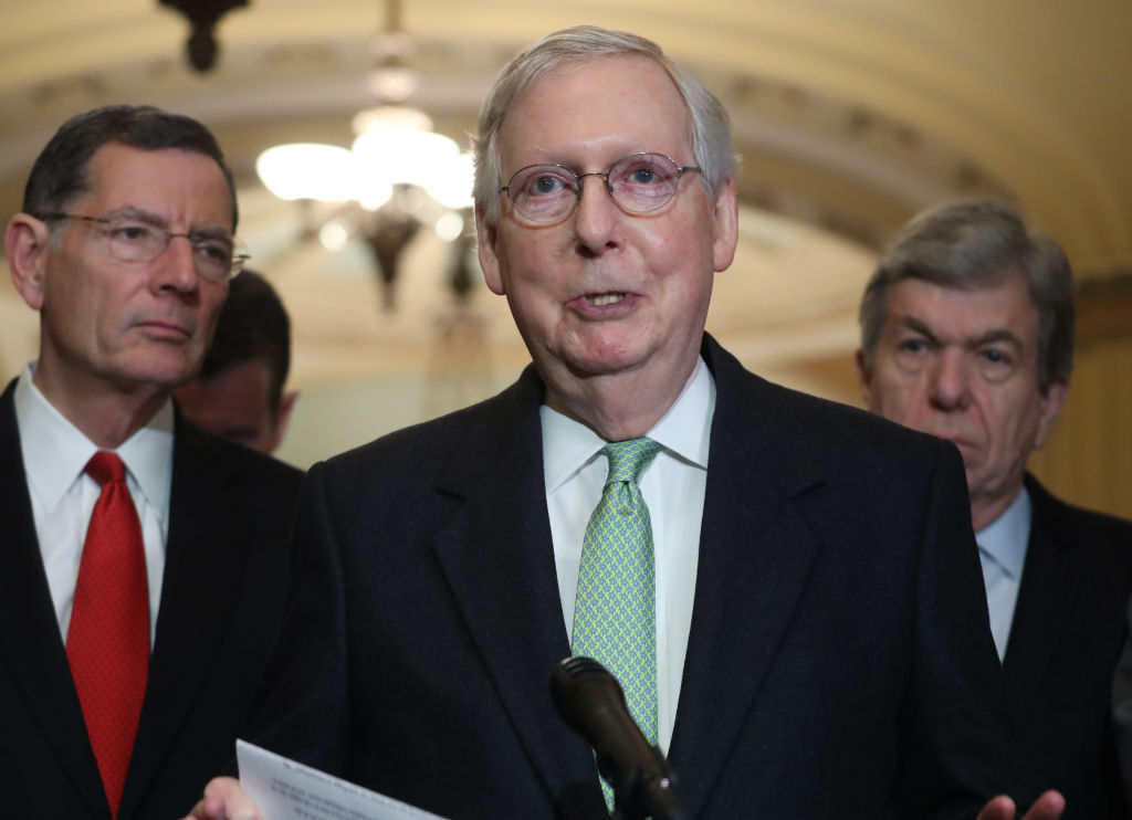 El Líder de la Mayoría del Senado Mitch McConnell (R-KY)