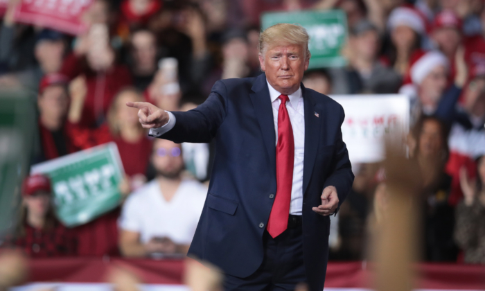 El presidente Donald Trump se retira de un acto de campaña en el Kellogg Arena n Battle Creek, Michigan, el 18 de diciembre de 2019. (Scott Olson/Getty Images)