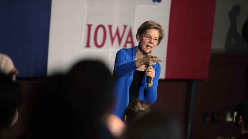 La candidata presidencial demócrata, la senadora Elizabeth Warren (D-Mass.), habla en un acto de campaña en Cedar Rapids, Iowa, el 21 de diciembre de 2019. (Scott Olson/Getty Images)