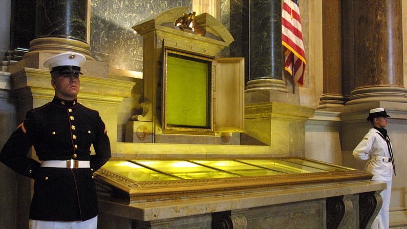 Un guardia de honor junto a las copias originales de la Declaración de Independencia, la Constitución y la Declaración de Derechos el 4 de julio de 2001 en los Archivos Nacionales en Washington, D.C. (Foto de Alex Wong/Getty Images)