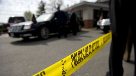 Hallan a niño de 5 años muerto en vehículo estacionado en escuela de Texas