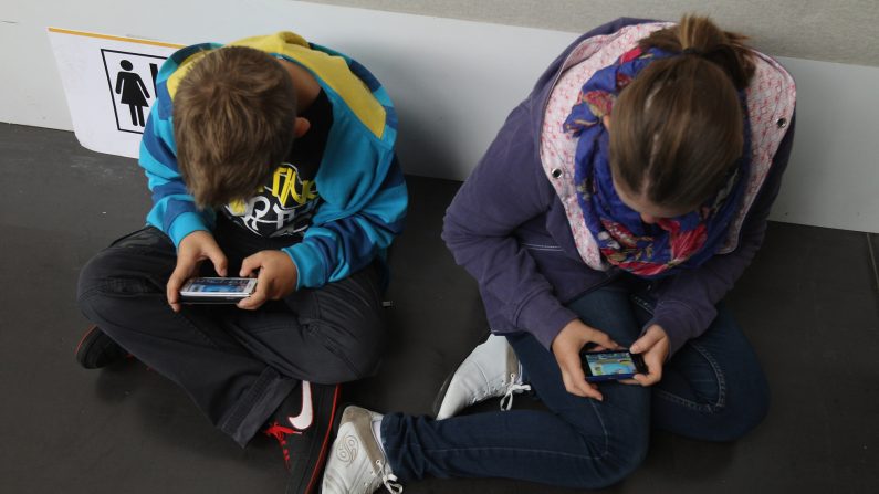 Los teléfonos inteligentes, con su acceso a redes sociales, pantallas de alta resolución, videojuegos y acceso a Internet, se han convertido en algo habitual entre los niños y adolescentes de todo el mundo. (Foto de Sean Gallup/Getty Images)