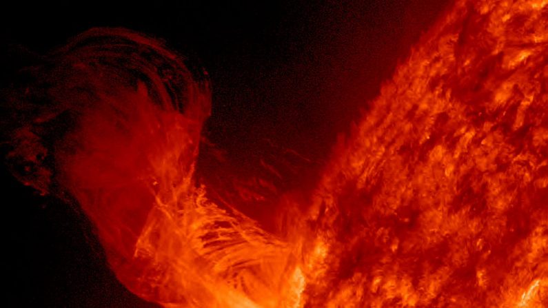 En esta imagen de la NASA, una erupción solar se eleva sobre la superficie del sol el 31 de diciembre de 2012 en el espacio. (NASA/SDO vía Getty Images)