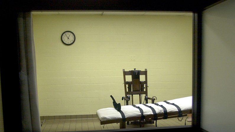 Cámara de la muerte desde la sala de testigos en la Correccional del Sur de Ohio muestra una silla eléctrica y una camilla el 29 de agosto de 2001 en Lucasville, Ohio.(Mike Simons/Getty Images)
