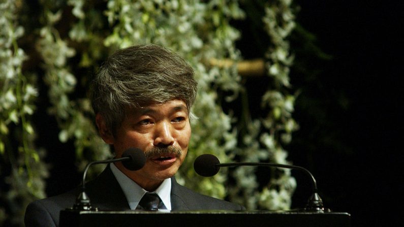 El Dr. Tetsu Nakamura de Japón hace una breve declaración después de recibir el Premio Ramon Magsaysay por la Paz y el Entendimiento Internacional el 31 de agosto de 2003 en Manila, Filipinas. (David Greedy / Getty Images)