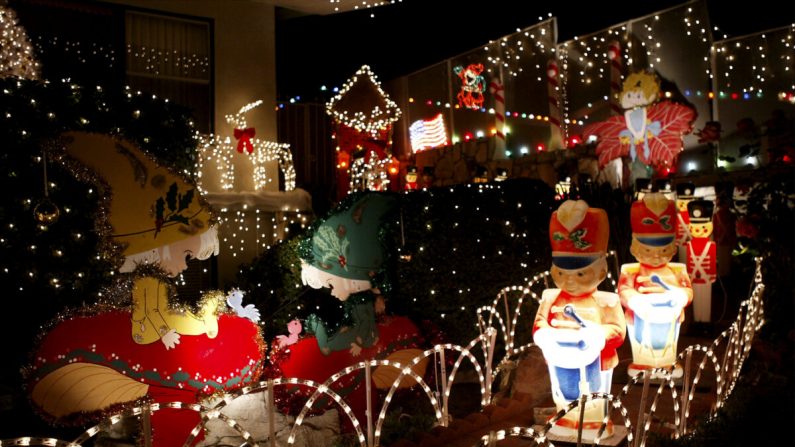 Las decoraciones navideñas llenan un patio en Pasadena, California, el 17 de diciembre de 2003. (David McNew/Getty Images)