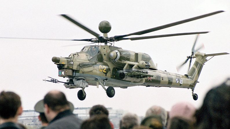 El helicóptero militar ruso MI 28 N "Cazador nocturno" realiza su primer vuelo en presencia del público en el aeródromo de la planta de Rostvertol en la ciudad de Rostov-on-Don, el 31 de marzo de 2004. (STRINGER / AFP / Getty Images)