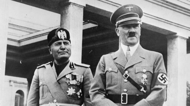 Septiembre de 1937:  El dictador fascista italiano Benito Mussolini (1883 - 1945) y Adolf Hitler (1889 - 1945), el líder de la Alemania nazi, en Munich. (Foto de Fox Photos/Getty Images)
