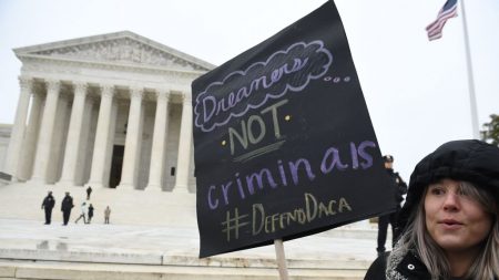 ICE pide a la Corte deportar a receptores de DACA conocidos como «Dreamers»