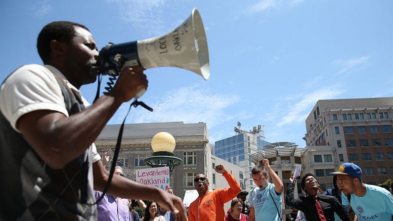 Manifestantes con el grupo "Lift Up Oakland" organizan una protesta frente al Ayuntamiento de Oakland el 8 de julio de 2014 en Oakland, California. (Foto de Justin Sullivan/Getty Images)