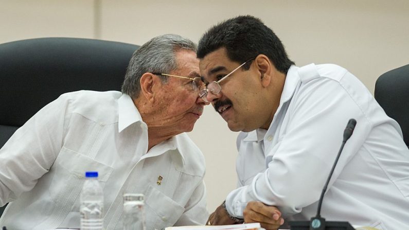 El líder comunista cubano Raúl Castro (i) y su homólogo chavista venezolano Nicolás Maduro (d) hablan durante la Cumbre especial del ALBA sobre el Ébola en La Habana, el 20 de octubre de 2014. (YAMIL LAGE / AFP / Getty Images)