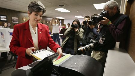 Candidato al Senado utiliza imágenes manipuladas para mostrar a senadora disparándole