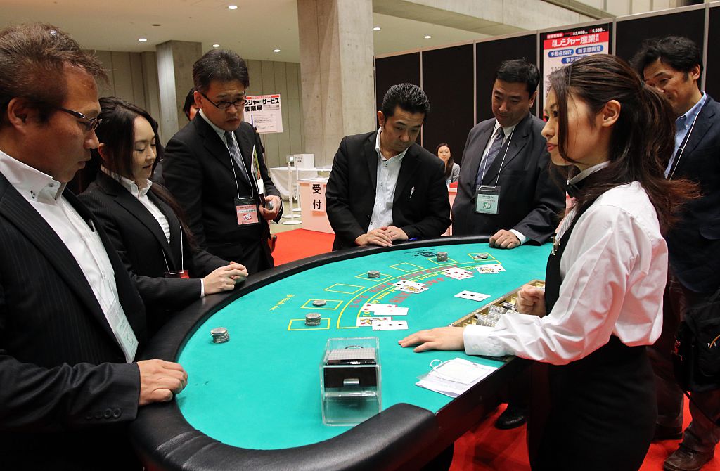 Un distribuidor demuestra cómo jugar al blackjack en una exposición de ocio en Tokio