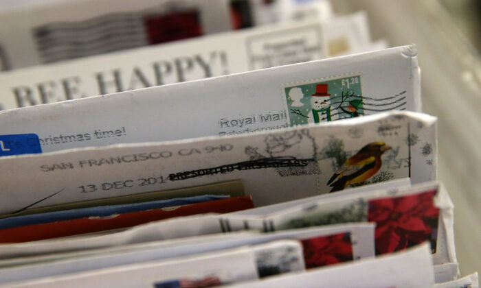 Los sellos navideños se ven por correo en el centro de clasificación de la Oficina de Correos de EE. UU. En San Francisco, California, el 18 de diciembre de 2014. (Justin Sullivan / Getty Images)