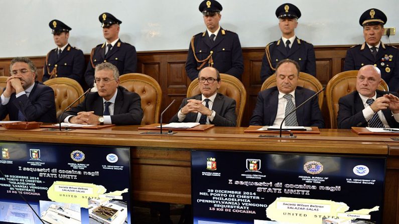 Funcionarios italianos asistieron a una conferencia de prensa conjunta de agentes de la Oficina Federal de Investigaciones (FBI) de EE.UU. y los servicios antimafia (ADN) italianos el 7 de mayo de 2015 en Roma, Italia. (ANDREAS SOLARO/AFP/Getty Images)