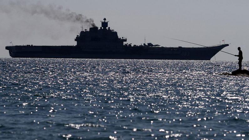 Portaaviones clase Kuznetsov de la Armada rusa atracado frente a la costa de la ciudad de Limassol, en la isla mediterránea de Chipre el 27 de febrero de 2014. (Yiannis Kourtoglou / AFP a través de Getty Images)