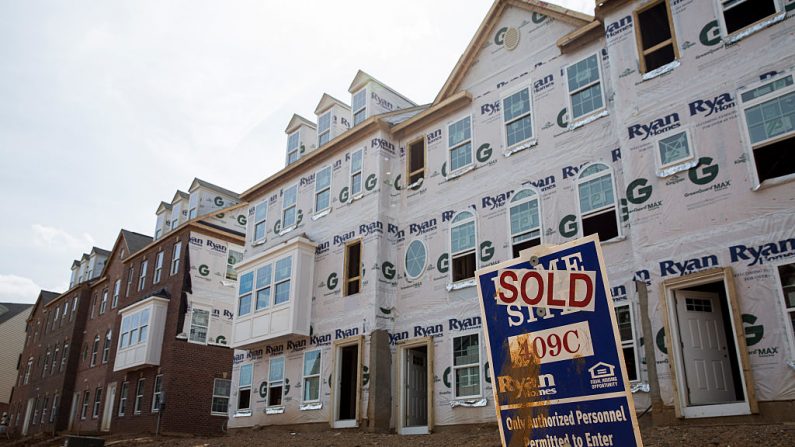 Unas casas adosadas en construcción el 23 de junio de 2015 en el noreste de Washington, DC. (Foto de Drew Angerer/Getty Images)