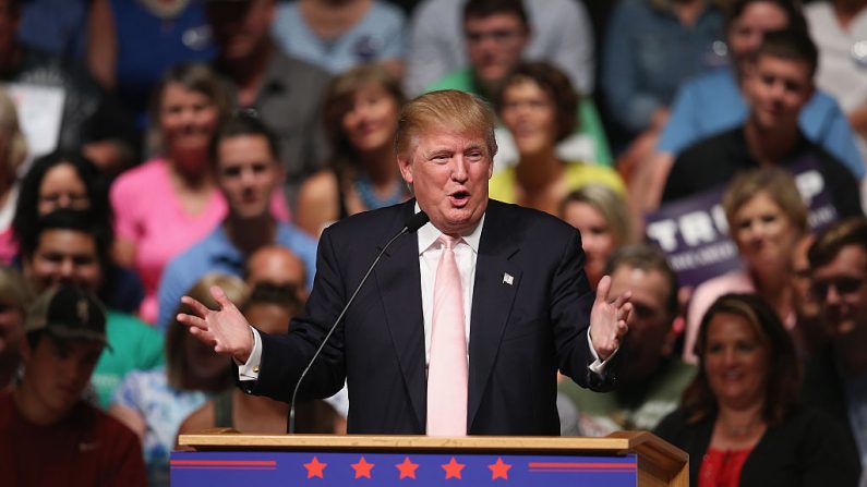 Donald Trump habla a los invitados reunidos para una concentración el 25 de julio de 2015 en Oskaloosa, Iowa. (Scott Olson/Getty Images)
