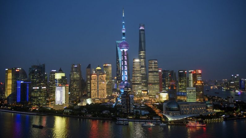 Los barcos pasan por el horizonte del Distrito Financiero de Lujiazui en Pudong, Shanghai, el 14 de agosto de 2015. (Johannes Eisele/AFP/Getty Images)