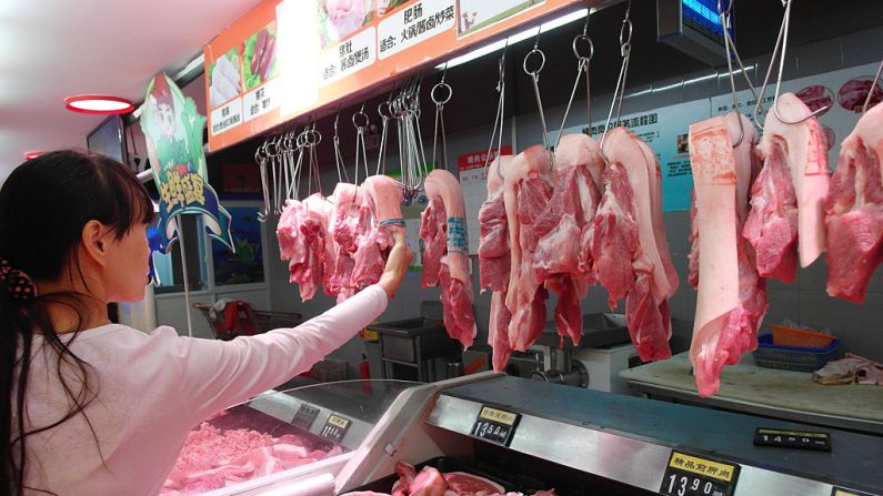 Un cliente compra carne de cerdo en un supermercado el 14 de octubre de 2015 en Yichang, provincia de Hubei de China. (VCG / VCG / Getty Images)