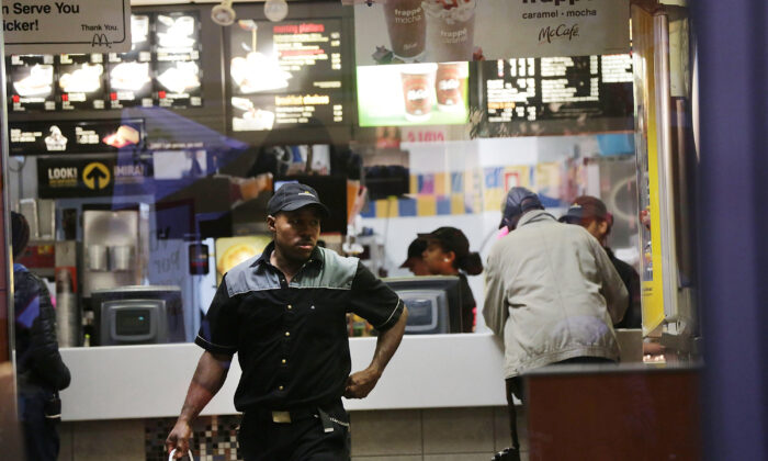 Un trabajador de McDonald's camina en un restaurante en Nueva York el 10 de noviembre de 2015. (Spencer Platt / Getty Images)