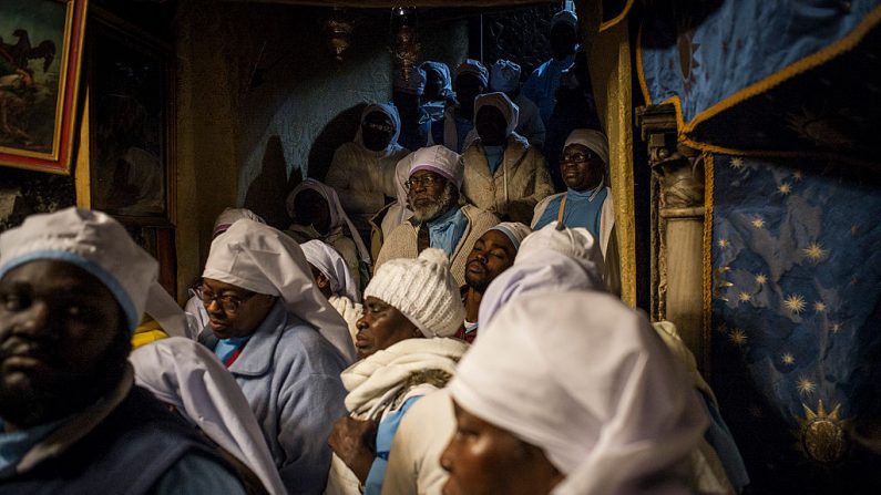 Los peregrinos cristianos nigerianos se reúnen en la Iglesia de la Natividad el 24 de diciembre de 2015 en Belén, Cisjordania. (Ilia Yefimovich/Getty Images)