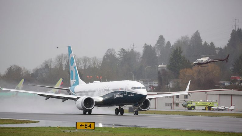 Un avión Boeing 737 MAX 8 despega para su primer vuelo el 29 de enero de 2016 en Renton, Washington. El 737 MAX es el más nuevo de los aviones más populares de Boeing con motores más eficientes en combustible y alas rediseñadas. (Stephen Brashear/Getty Images)