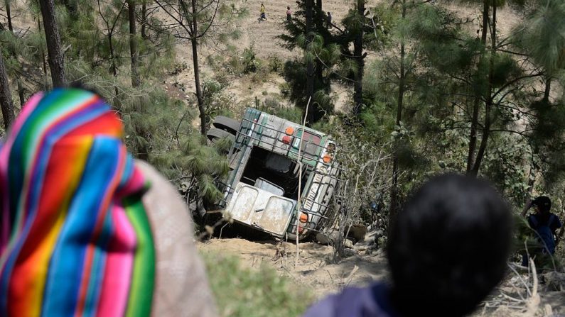 Un autobús se hundió en un barranco de 100 metros después de perder el control en una curva el 28 de marzo de 2016 en el municipio de Nahuala, Departamento de Sololá, a unos 160 km al oeste de la ciudad de Guatemala. (EORLANDO ESTRADA/AFP/Getty Images)