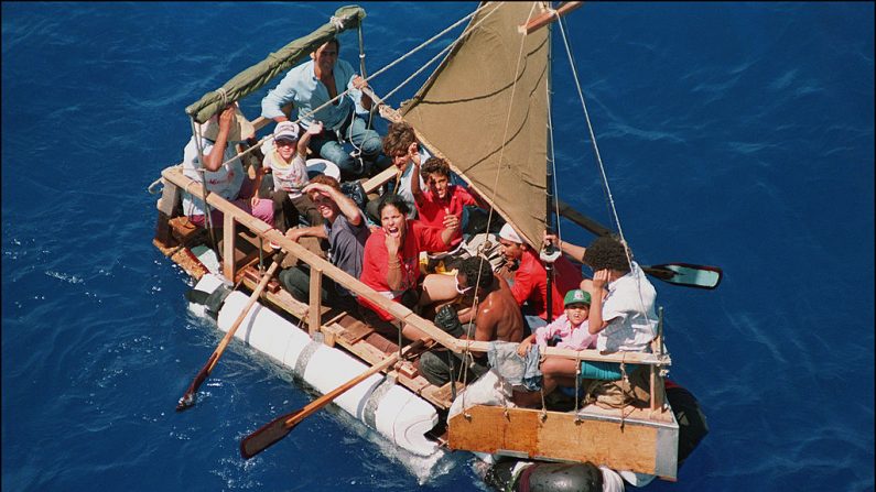 Refugiados cubanos, incluyendo niños, navegan en una balsa en un intento por llegar a los Estados Unidos frente a la costa de Cuba el 31 de agosto de 1994. (DOUG COLLIER/AFP vía Getty Images)