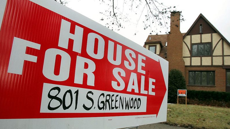 Un letrero de "Casa en venta" es visible frente a un inmueble el 29 de diciembre de 2005 en Park Ridge, Illinois. (Foto de Tim Boyle/Getty Images)