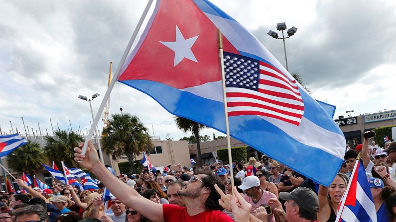 Cubanoamericanos en la Pequeña Habana de Miami se manifiestan contra Fidel Castro el día de su muerte el 26 de noviembre de 2016, en recuerdo de lo que significa para la población la revolución y dictadura comunista cubana.  (RHONA WISE/AFP a través de Getty Images)