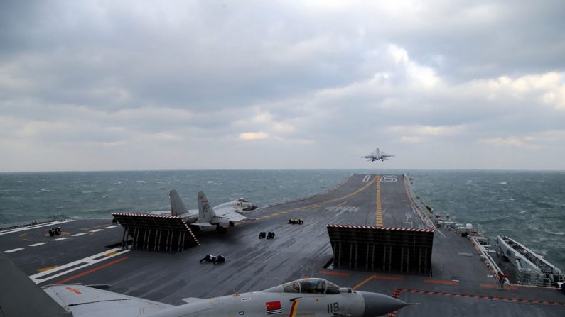 Los aviones de combate J-15 chinos despegan desde la cubierta del portaaviones Liaoning durante los ejercicios militares en el Mar Amarillo, frente a la costa este de China, el 23 de diciembre de 2016. (STR/AFP/Getty Images)