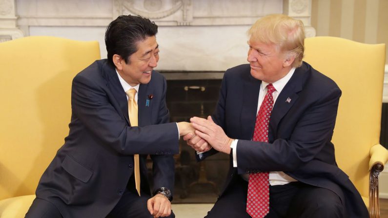 El presidente de los Estados Unidos, Donald Trump (d) y el primer ministro japonés Shinzo Abe (i) posan para fotografías antes de las reuniones bilaterales en la Oficina Oval en la Casa Blanca el 10 de febrero de 2017 en Washington, DC. (Chip Somodevilla / Getty Images)