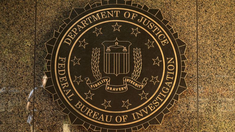 El sello del Buró Federal de Investigaciones (FBI) en el exterior del Edificio Edgar J. Hoover de la agencia el 9 de mayo de 2017 en Washington, DC.  (Chip Somodevilla/Getty Images)