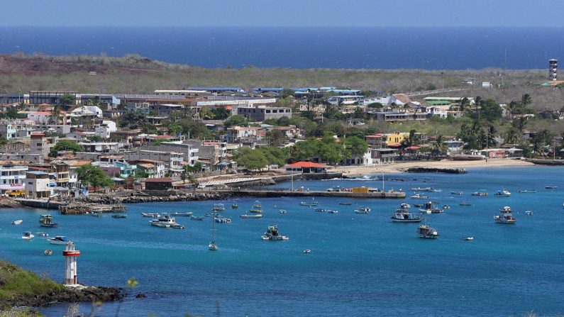 Vista general de Puerto Baquerizo Moreno en la isla de San Cristóbal, en las Islas Galápagos ecuatorianas, a unos 970 km de la costa del país sudamericano en el Océano Pacífico, el 23 de mayo de 2006. Imagen de archivo. (RODRIGO BUENDIA / AFP a través de Getty Images)