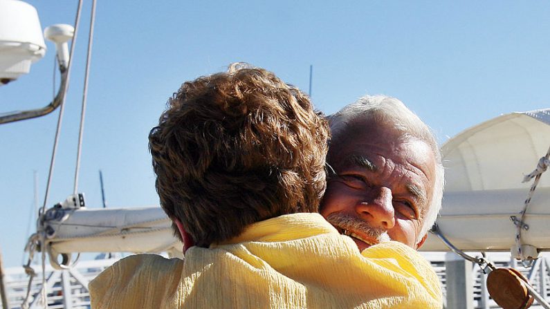 El oficial militar retirado Ardell Lien, de 71 años, es recibido por su esposa Maureen, el 19 de octubre de 2006, en el puerto de San Diego, California, después de una aventura de navegación en solitario alrededor del mundo en su barco de 27 pies "Catalyst". Ardell, recibió un trasplante de riñón y corazón en la Clínica Mayo de Rochester, Minnesota, en enero de 2003. (GABRIEL BOUYS/AFP a través de Getty Images)