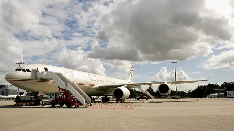 Un vuelo de Etihad Airways, la aerolínea nacional de los Emiratos Árabes Unidos, en el aeropuerto de Sídney (Australia) el 27 de marzo de 2007. (Patrick Riviere / Getty Images)