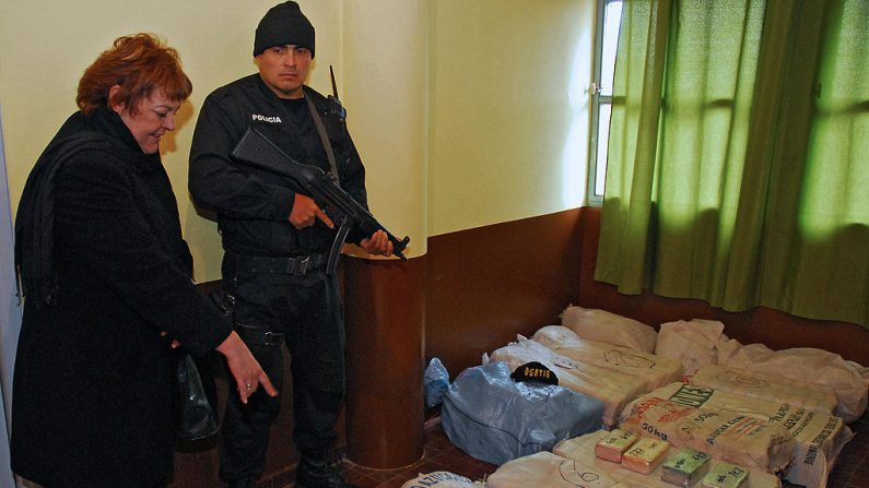 La ministra del Interior de Uruguay, Daisy Tourne (i) señala los paquetes de cocaína incautada después de una operación el 19 de agosto de 2007 en la sede de la policía en Salto, a unos 500 km al suroeste de Montevideo, Uruguay. (STR/AFP/Getty Images)