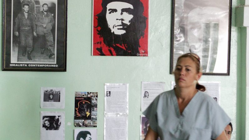 Una médica cubano pasa junto a una pared con carteles del guerrillero argentino Ernesto "Che" Guevara el 1 de octubre de 2007 en el centro oftalmológico "Misión Milagro" de Santa Cruz de la Sierra, Bolivia. (AIZAR RALDES/AFP vía Getty Images)