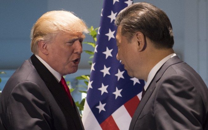 El presidente de Estados Unidos, Donald Trump, y el líder chino Xi Jinping (Der.) se dan la mano antes de una reunión paralela a la Cumbre del G20 en Hamburgo, Alemania, el 8 de julio de 2017. (Saul Loeb/AFP/Getty Images)

