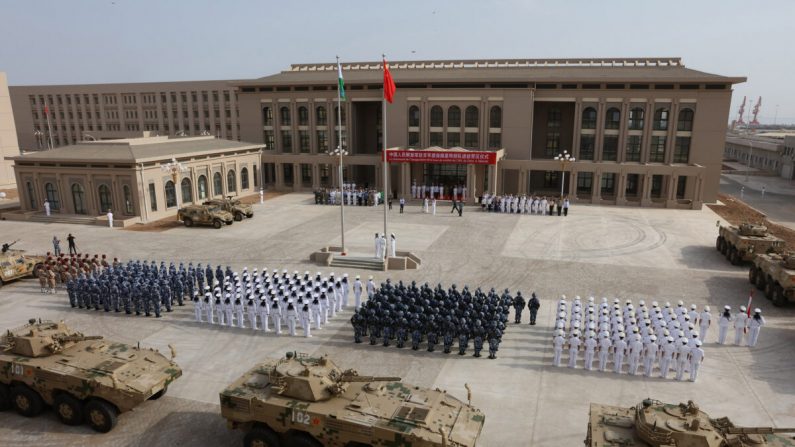 Esta foto tomada el 1 de agosto de 2017 muestra al personal del Ejército Popular de Liberación de China que asistió a la ceremonia de apertura de la nueva base militar de China en Djibouti. (STR/AFP a través de Getty Images)