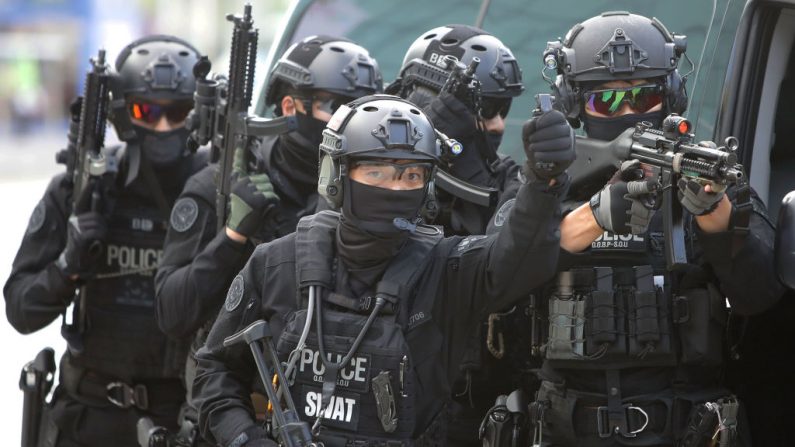 La Policía Especial de Corea del Sur participa en un ejercicio antiterrorista y antiquímico el 31 de agosto. (Chung Sung-Jun/Getty Images)
