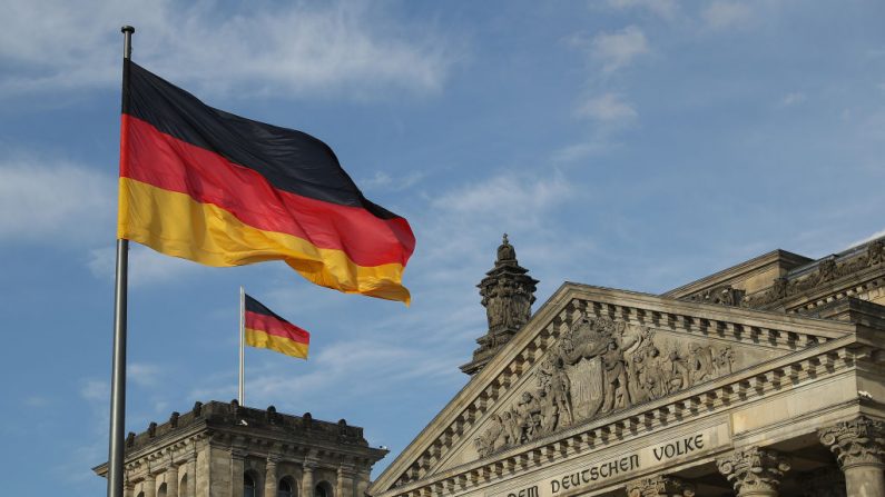 Las banderas alemanas ondean sobre el Reichstag, sede del Bundestag, el 4 de septiembre de 2017 en Berlín, Alemania. (Sean Gallup / Getty Images)