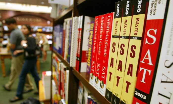 Los libros de preparación para el examen SAT se encuentran en un estante de una tienda de Barnes and Noble en la ciudad de Nueva York el 27 de junio de 2002. (Mario Tama/Getty Images)